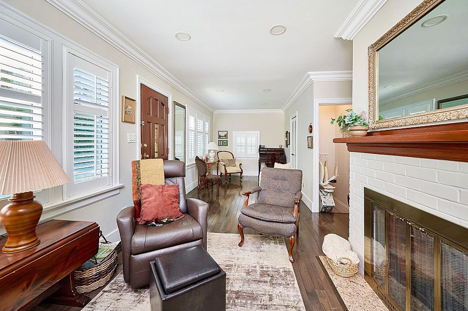 81 E 19th Avenue Vancouver, BC - 3