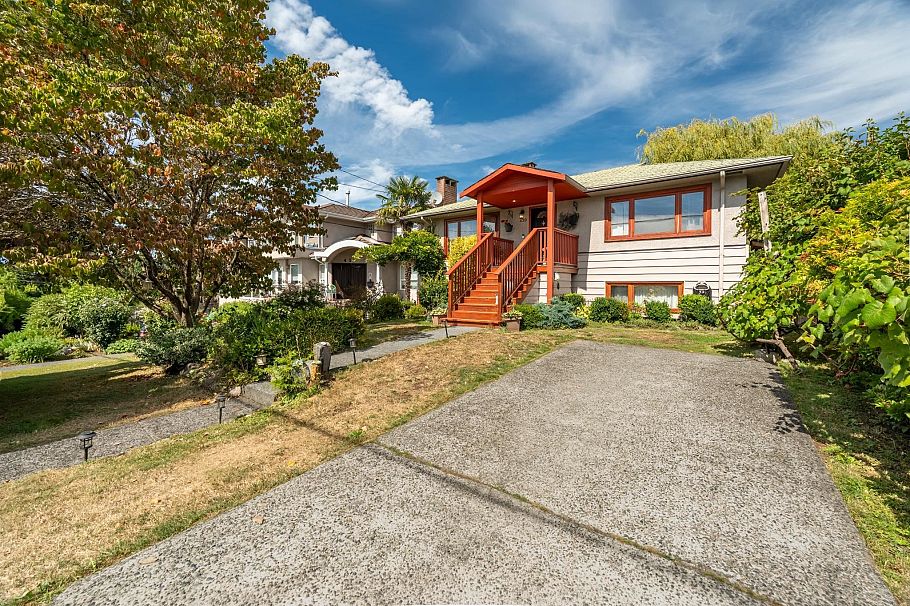 430 W Kings Road North Vancouver, BC - 2