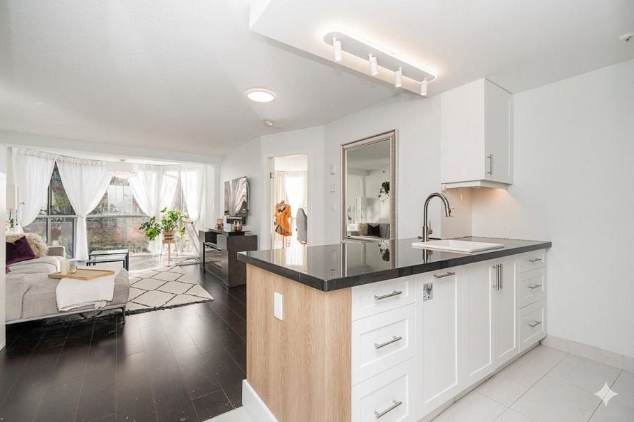 403 811 Helmcken Street Vancouver, BC - 3