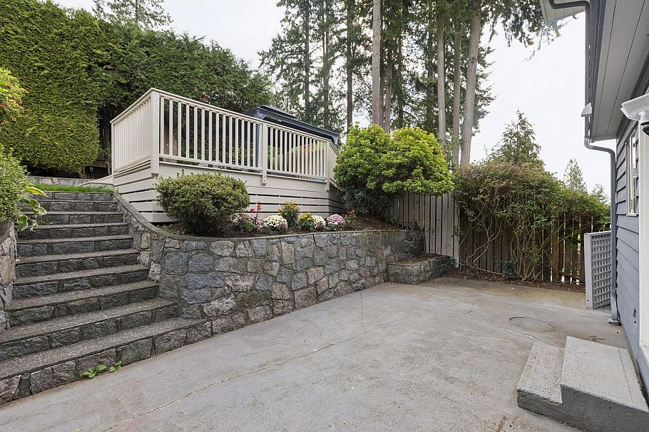 456 Montroyal Boulevard North Vancouver, BC - 38