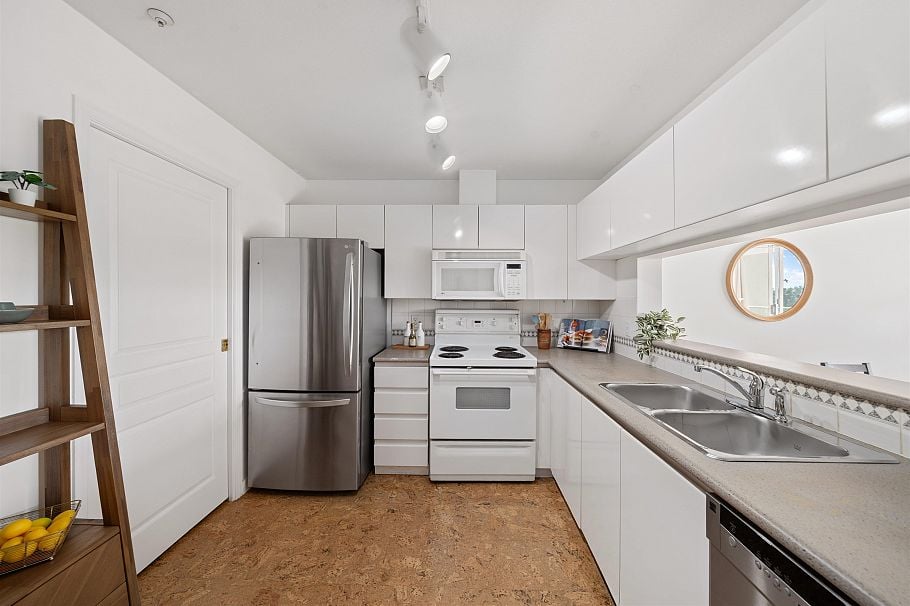 409 8430 Jellicoe Street Vancouver, BC - 14