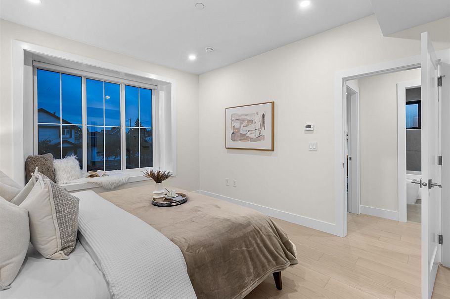 1 2211 Mannering Avenue Vancouver, BC - 11