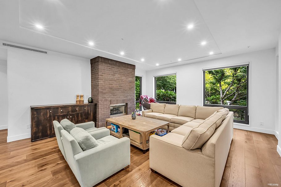 1112 W 38th Avenue Vancouver, BC - 5