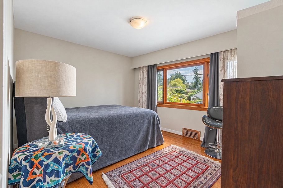 430 W Kings Road North Vancouver, BC - 11