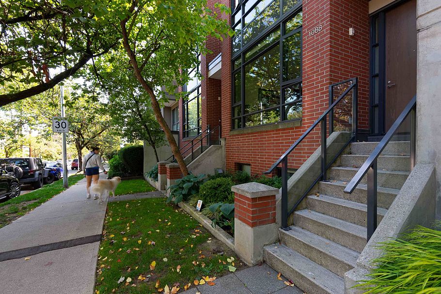 1088 W 7th Avenue Vancouver, BC - 32