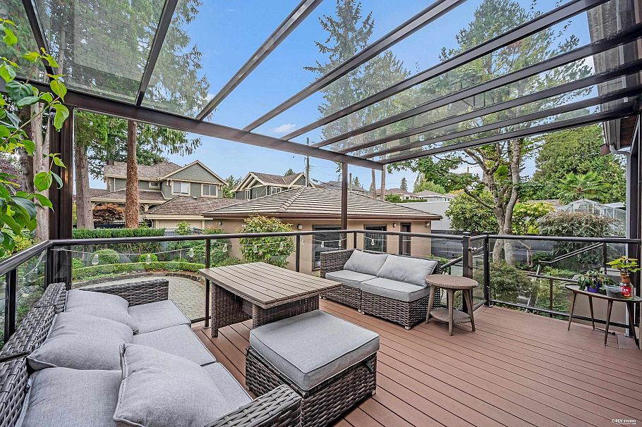 1112 W 38th Avenue Vancouver, BC - 38