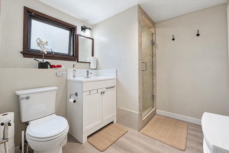 430 W Kings Road North Vancouver, BC - 21