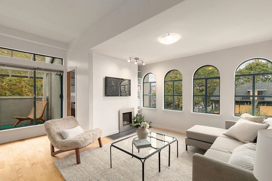 301 700 E Pender Street Vancouver, BC - 1