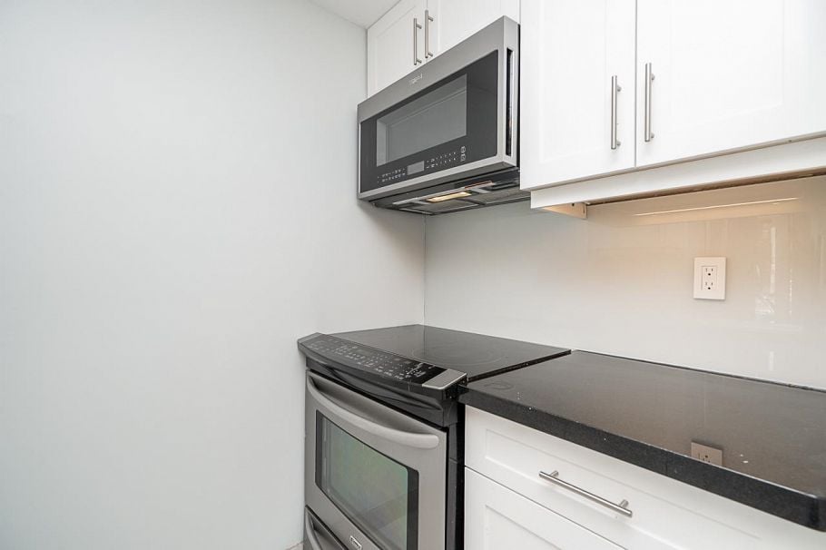 403 811 Helmcken Street Vancouver, BC - 5