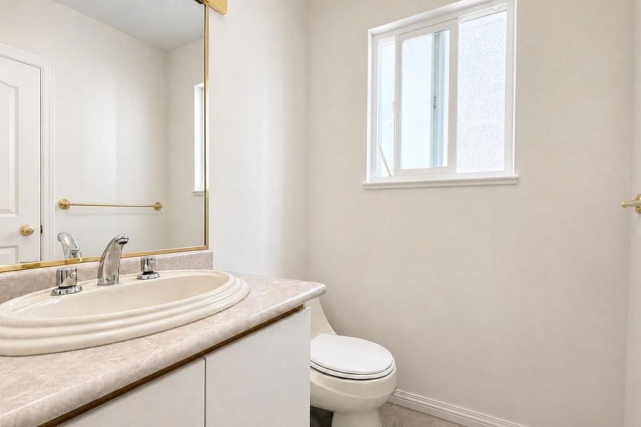 3211 Queens Avenue Vancouver, BC - 9