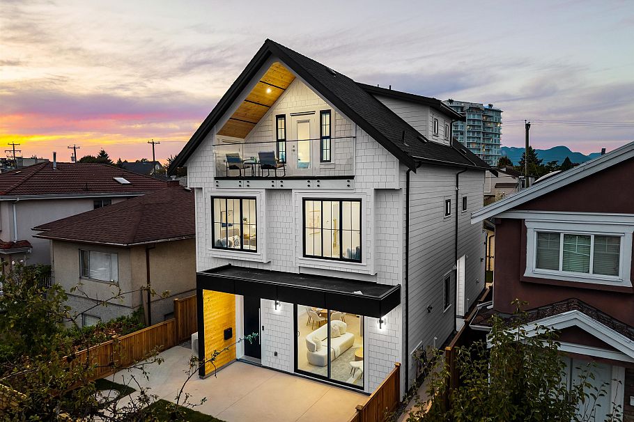 1 2211 Mannering Avenue Vancouver, BC - 18