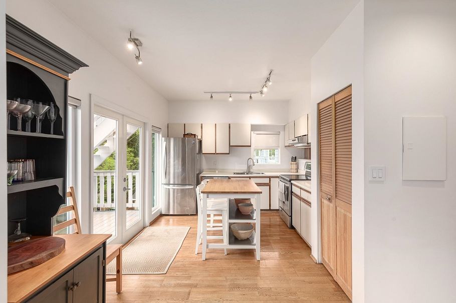 2546 W 2nd Avenue Vancouver, BC - 8