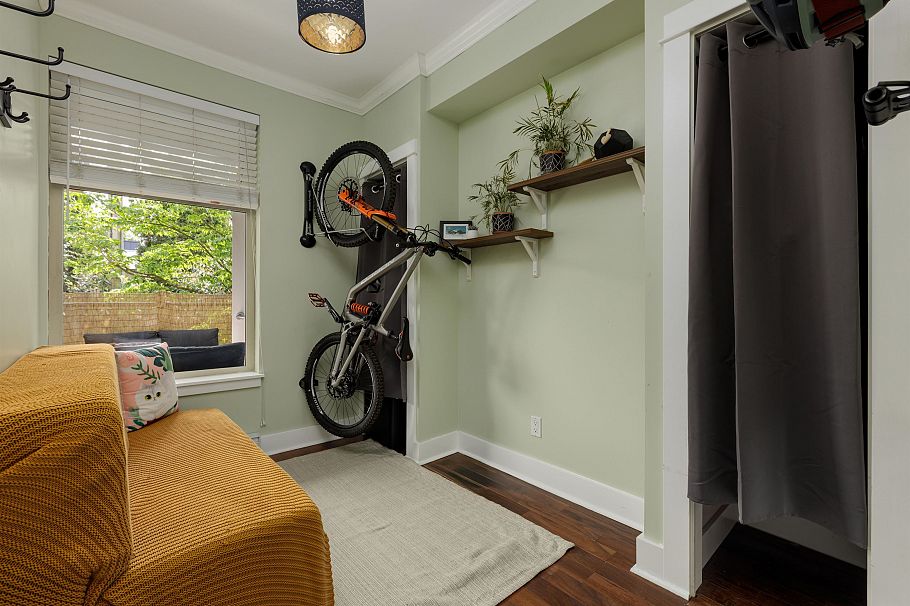 201 118 W 22nd Street North Vancouver, BC - 24