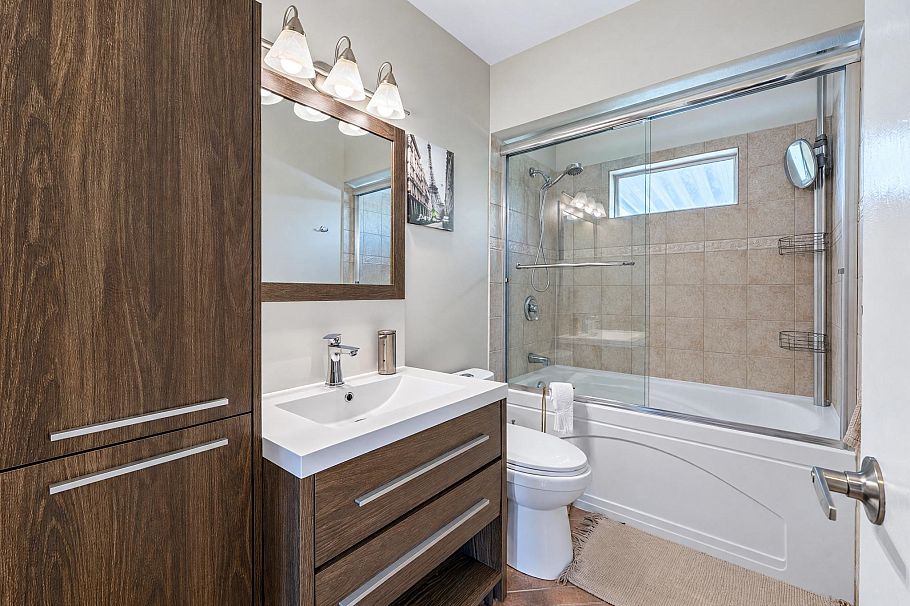 430 W Kings Road North Vancouver, BC - 13