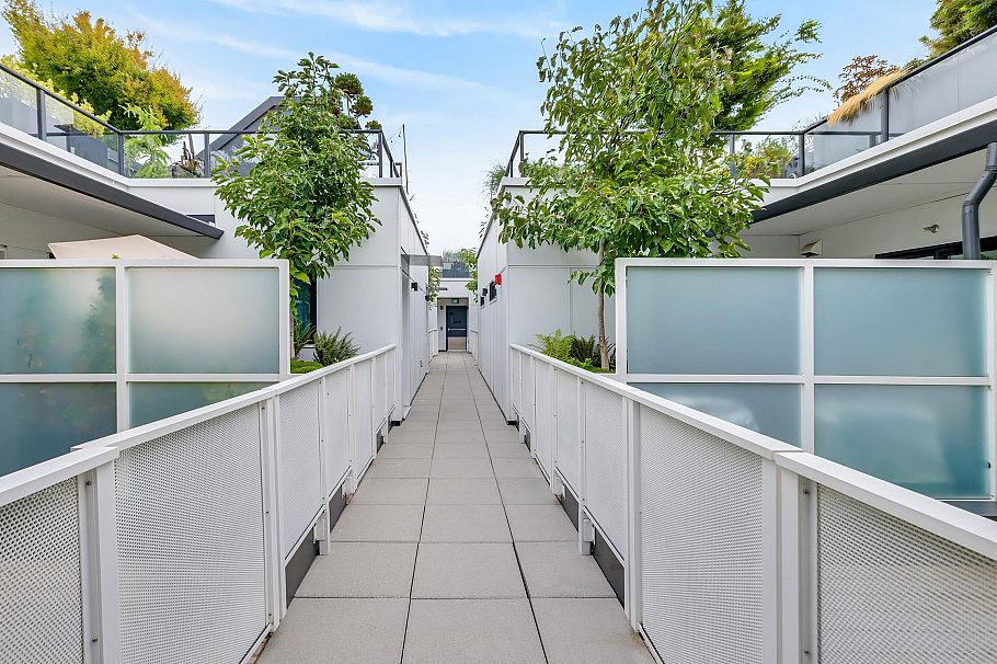 411 2520 Guelph Street Vancouver, BC - 4