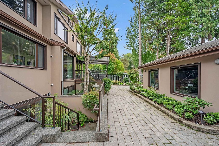 1112 W 38th Avenue Vancouver, BC - 39