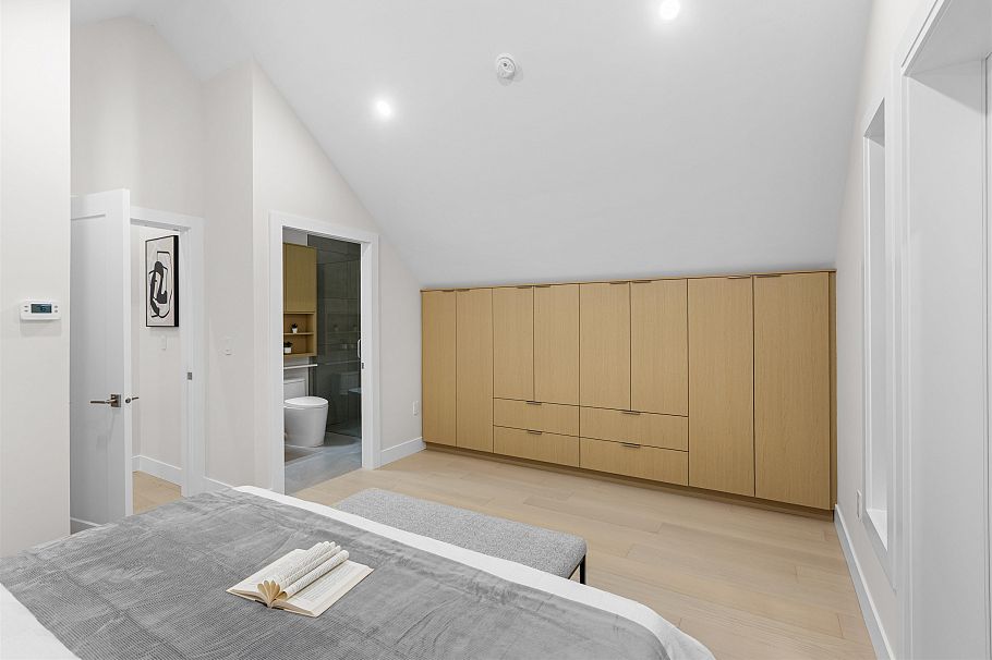 1 2211 Mannering Avenue Vancouver, BC - 16
