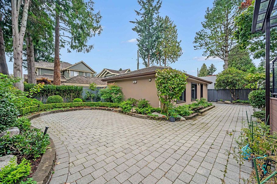 1112 W 38th Avenue Vancouver, BC - 35