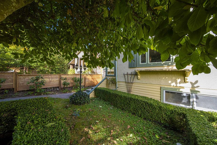 3519 W 14th Avenue Vancouver, BC - 35