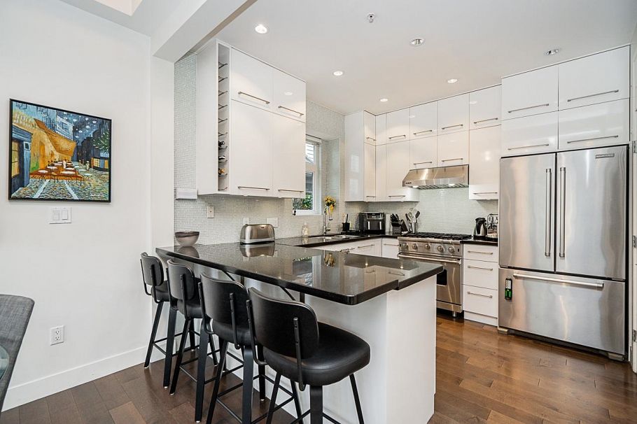 3328 W 7th Avenue Vancouver, BC - 9