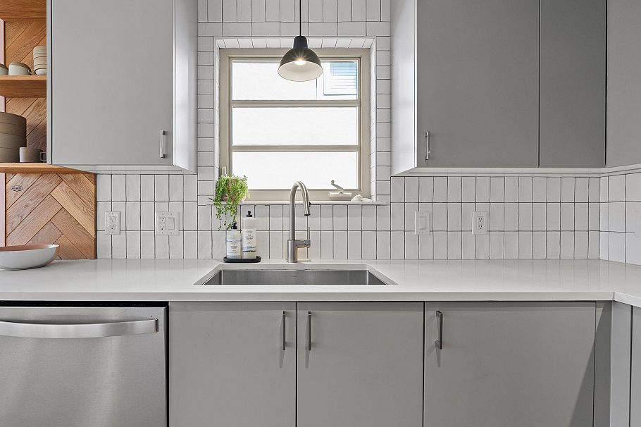 3261 W 2nd Avenue Vancouver, BC - 4