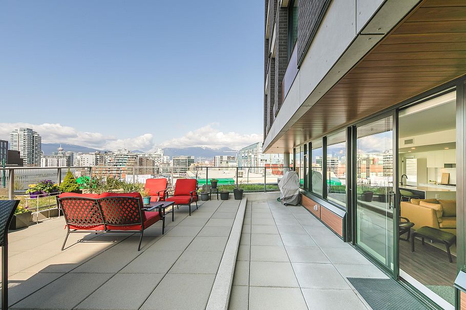 304 210 E 5th Avenue Vancouver, BC - 1