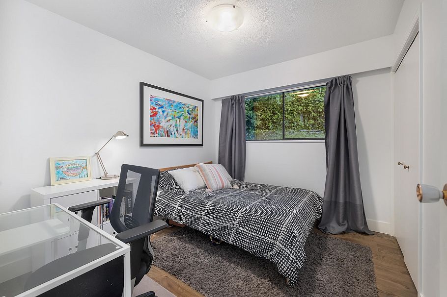 1152 W 17th Street North Vancouver, BC - 25