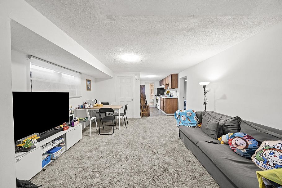 1534 W 71st Avenue Vancouver, BC - 24