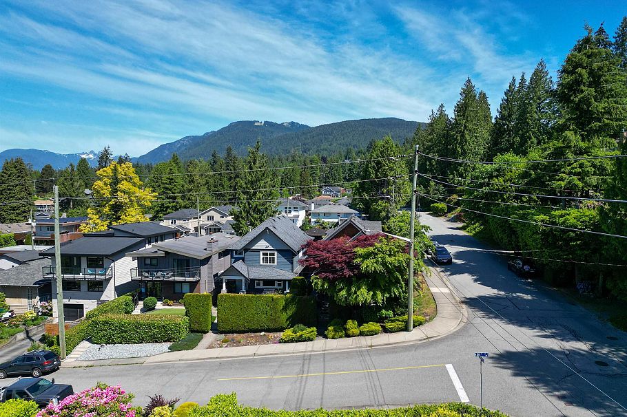 362 E 21st Street North Vancouver, BC - 34