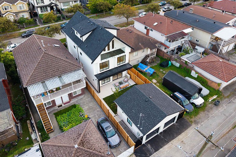 2 2211 Mannering Avenue Vancouver, BC - 19