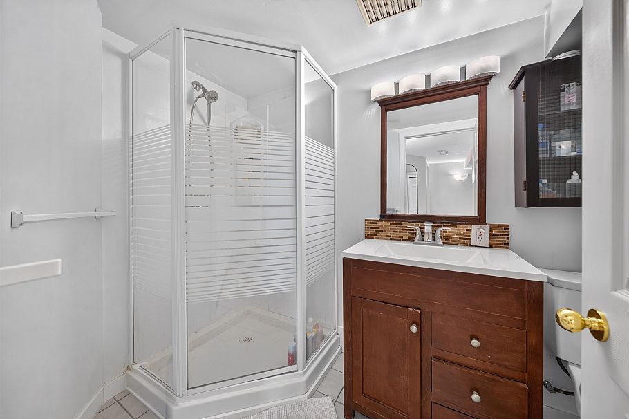 3519 W 14th Avenue Vancouver, BC - 20