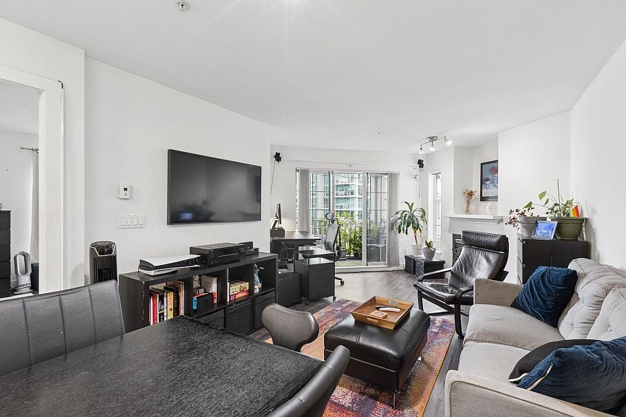 319 147 E 1st Street North Vancouver, BC - 21