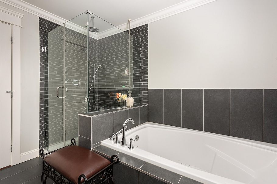 362 E 21st Street North Vancouver, BC - 21