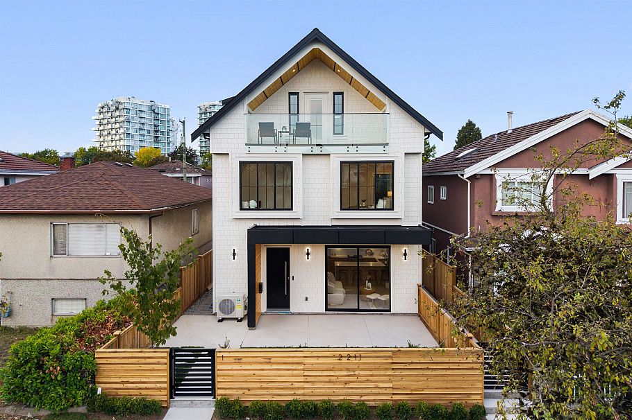 2 2211 Mannering Avenue Vancouver, BC - 1