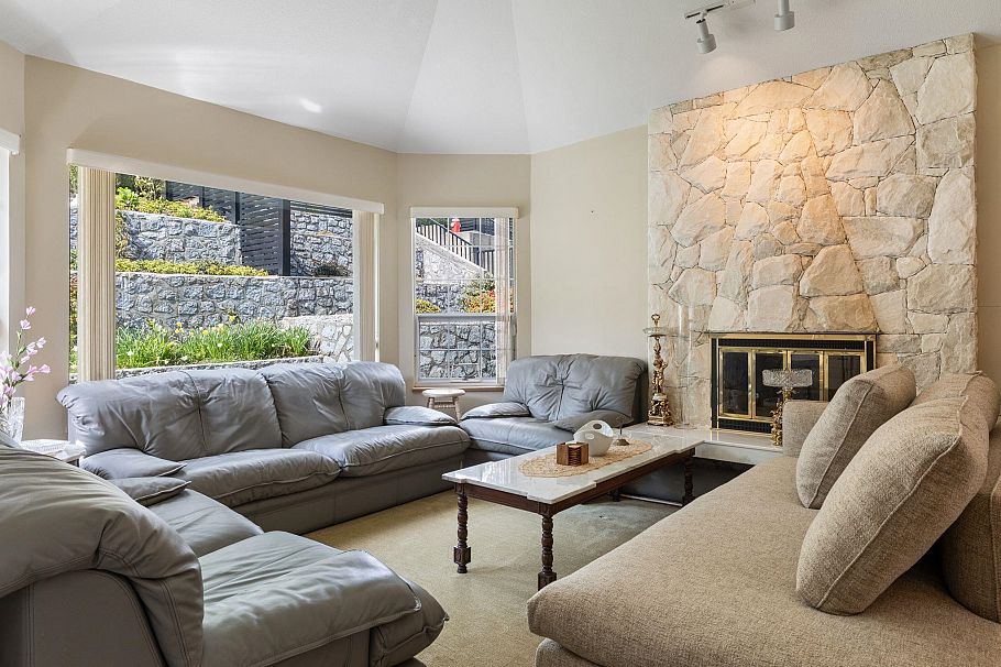 547 Tempe Crescent North Vancouver, BC - 2