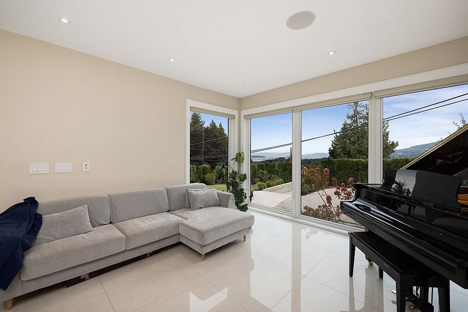 4716 Skyline Drive North Vancouver, BC - 25