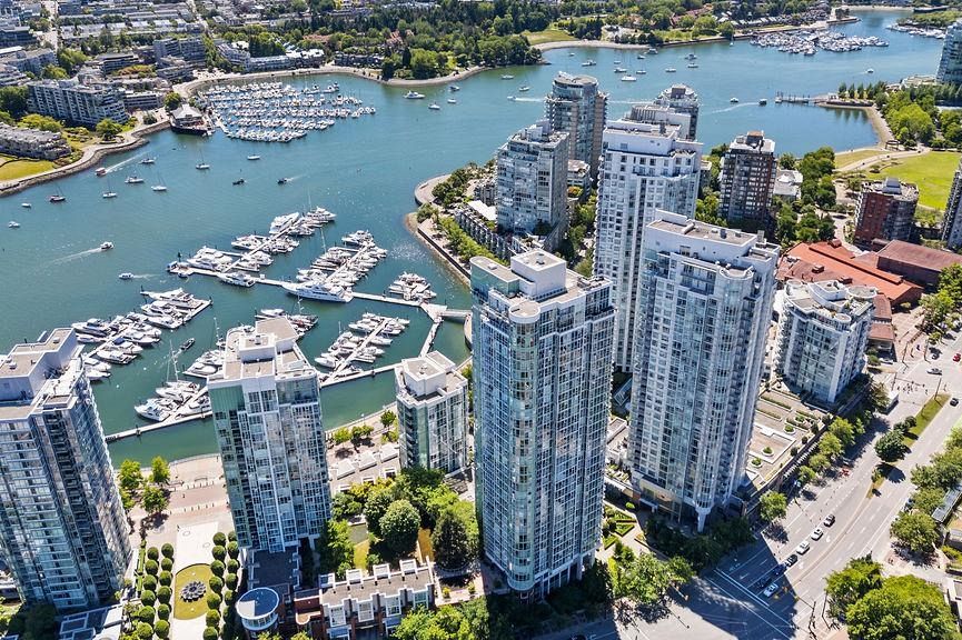 3302 193 Aquarius Mews Vancouver, BC - 1