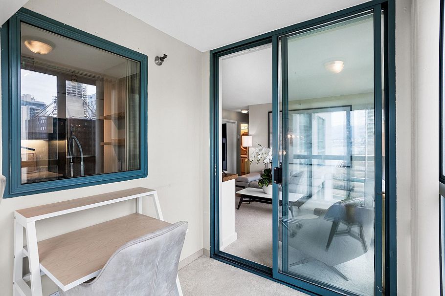 1702 1238 Melville Street Vancouver, BC - 17