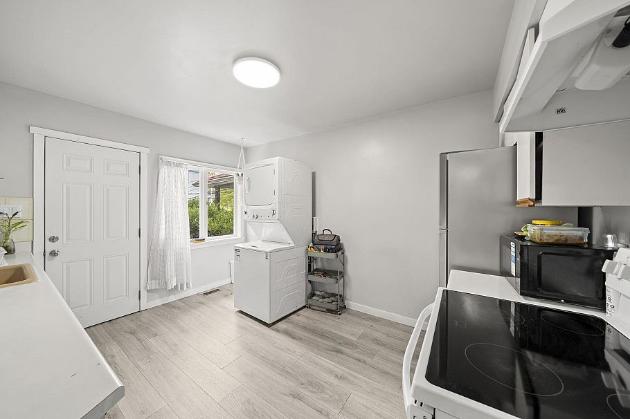 1534 W 71st Avenue Vancouver, BC - 17