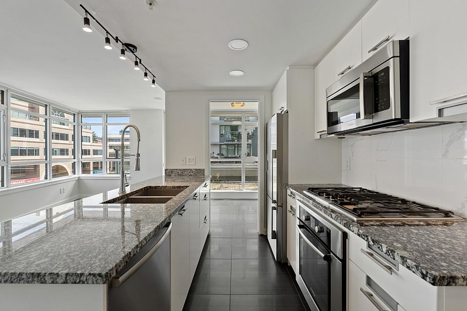 569 2080 West Broadway Street Vancouver, BC - 1