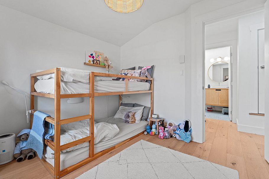 3261 W 2nd Avenue Vancouver, BC - 29