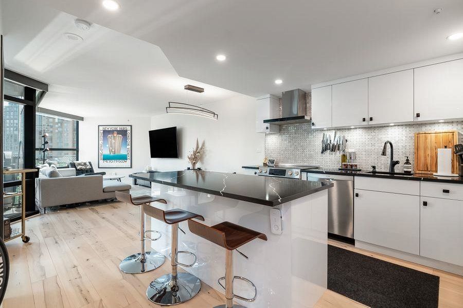 710 1050 Burrard Street Vancouver, BC - 3