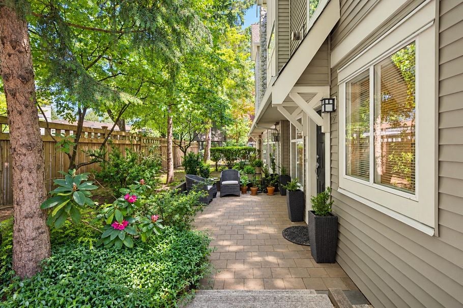 1071 Lynn Valley Road North Vancouver, BC - 1