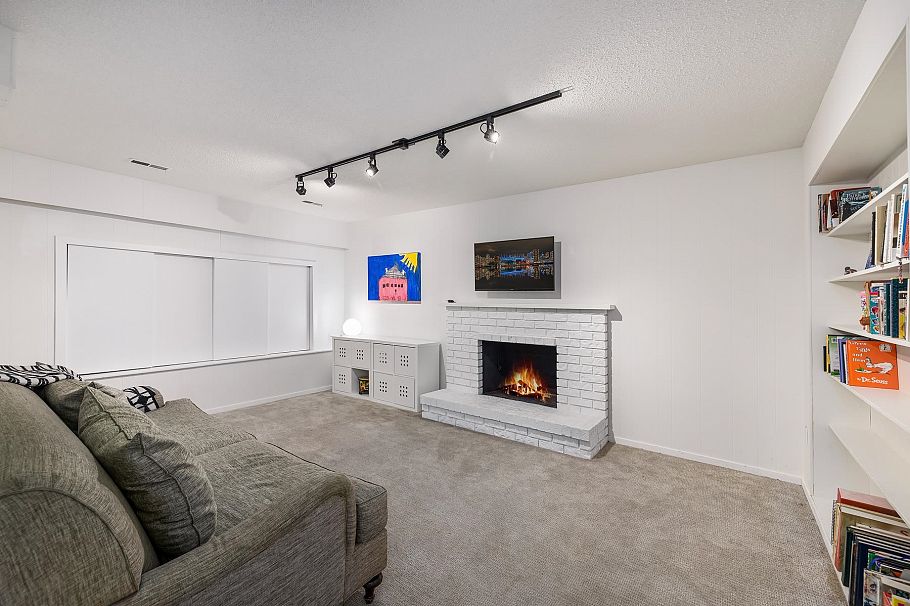 1152 W 17th Street North Vancouver, BC - 24