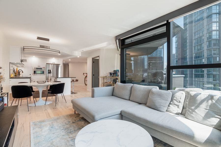 710 1050 Burrard Street Vancouver, BC - 2