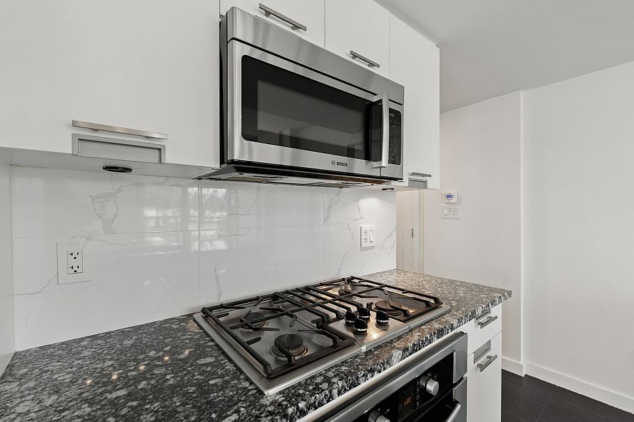 569 2080 West Broadway Street Vancouver, BC - 9