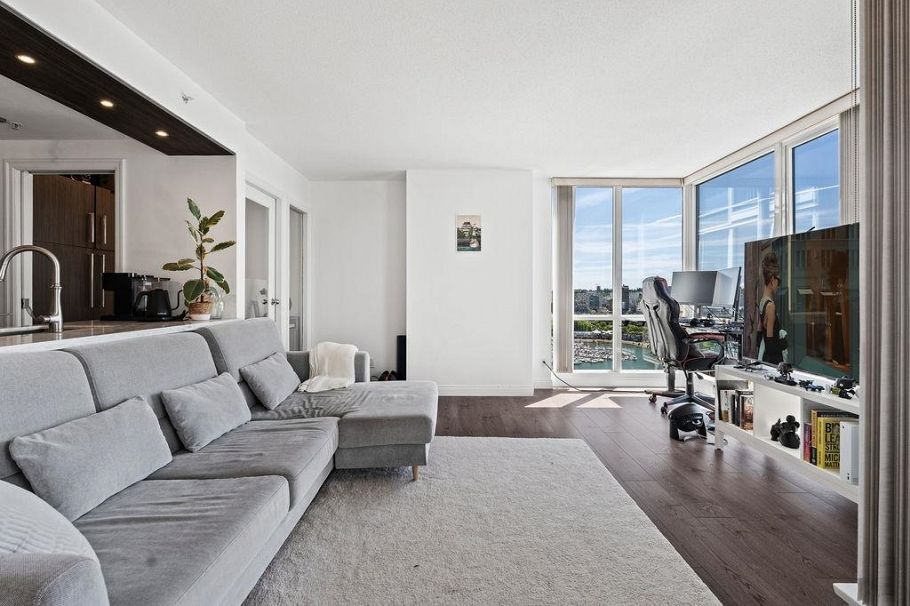 3302 193 Aquarius Mews Vancouver, BC - 2