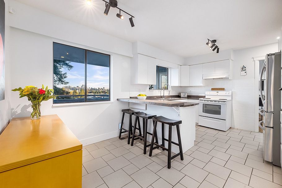 1152 W 17th Street North Vancouver, BC - 15
