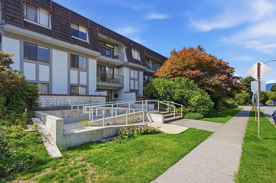 305 275 W 2nd Street North Vancouver, BC - 3