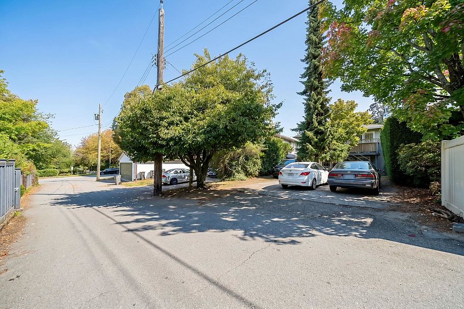 1534 W 71st Avenue Vancouver, BC - 33